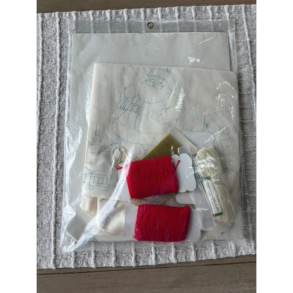 Vintage Bucilla Christmas Heirloom Candlewicking Tree Skirt Kit 82099 Santa 40in